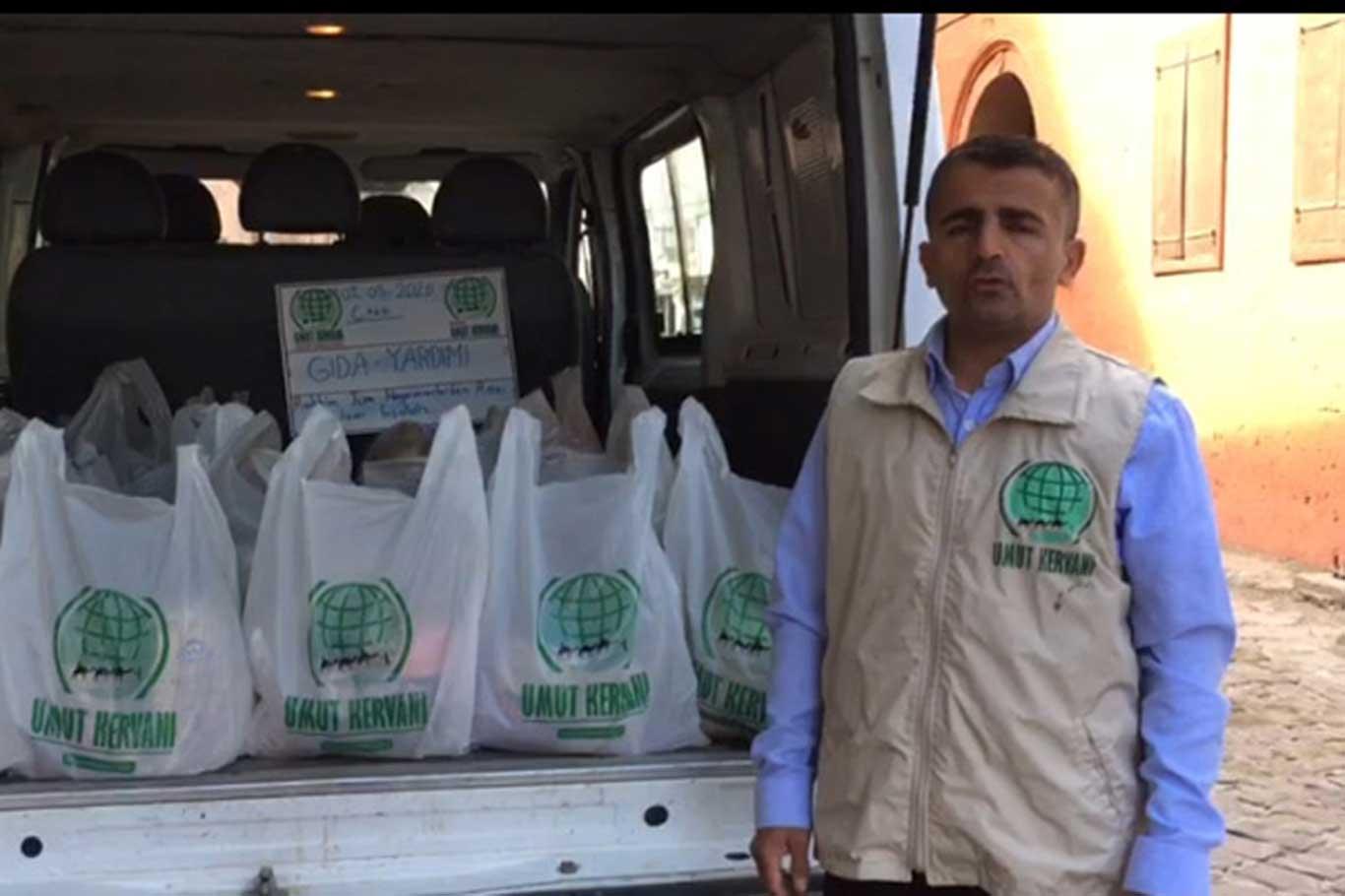 Umut Kervanı Mersin’de muhtaçların ev kirasını ödeyip erzak dağıttı Umut Kervanı Mersin’de muhtaçların ev kirasını ödeyip erzak dağıttı